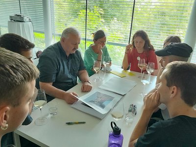 Architekturstudierende experimentieren